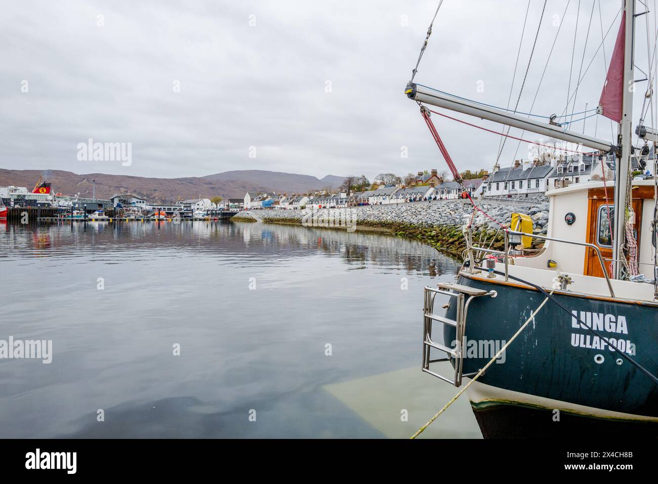 Ullapool ist eine Stadt und ein Hauptfischerhafen an der westlichen Nordküste Schottlands, die einen sicheren Ankerplatz für Schiffe und kleine Kreuzfahrtschiffe bietet. Stockfoto
