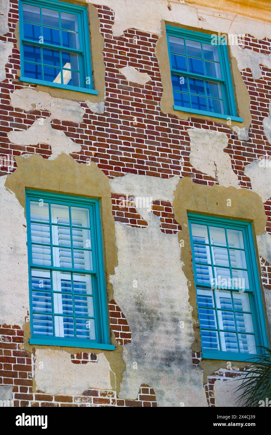 Charleston, South Carolina, USA. Historisches Gebäude aus rotem Backsteingebäude mit aquablauen Fenstern Stockfoto