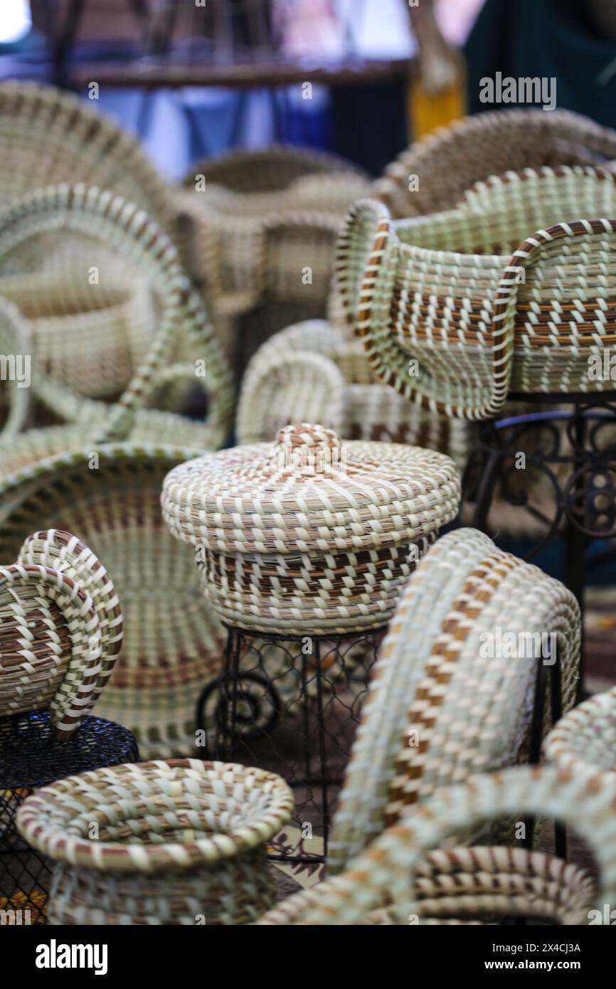 Charleston, South Carolina, USA. Ausstellung von Gullah-Strohkörben Stockfoto