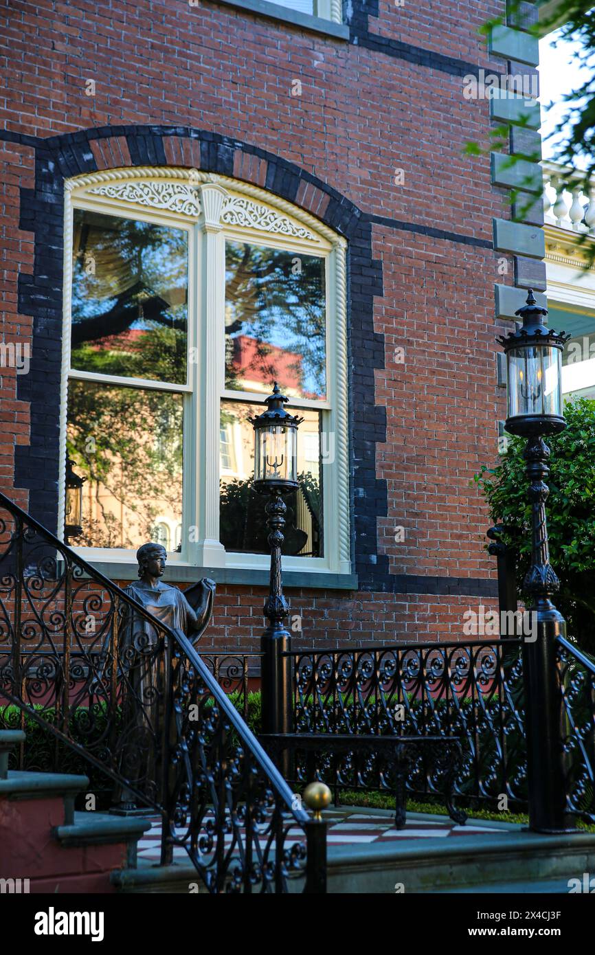 Charleston, South Carolina, USA. Historisches Herrenhaus aus rotem Backstein, griechische Statue, schmiedeeiserner Zaun und Fensterspiegelung. (Nur Für Redaktionelle Zwecke) Stockfoto