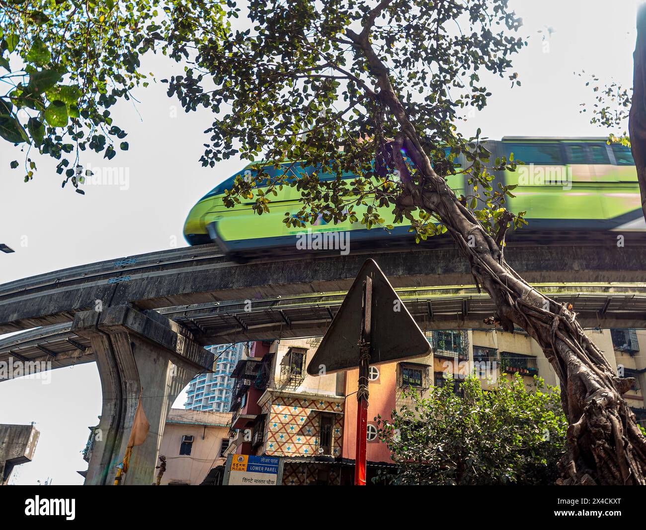 02 25 2024 die Mono-Rail, die auf einer Höhe von 30 Metern auf der auf vielen Säulen gebauten Strecke lief, drehte sich in Richtung Osten im Lower Parel Area, Mumbai Indien Asien. Stockfoto