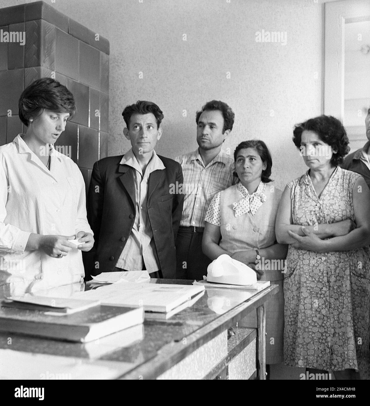 Die Sozialistische Republik Rumänien in den 1970er Jahren Angestellte eines staatlichen Unternehmens in der Arztpraxis. Stockfoto