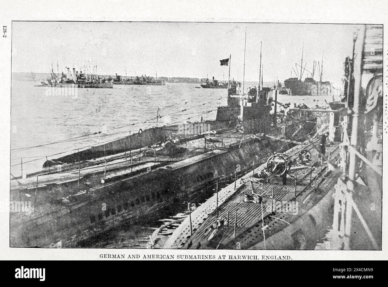 Deutsche und amerikanische U-Boote in Harwich, England, von " deutschen U-Boot-Aktivitäten an der Atlantikküste der Vereinigten Staaten und Kanada " durch die Vereinigten Staaten. Office of Naval Records and Library, Veröffentlichungsdatum 1920 Stockfoto