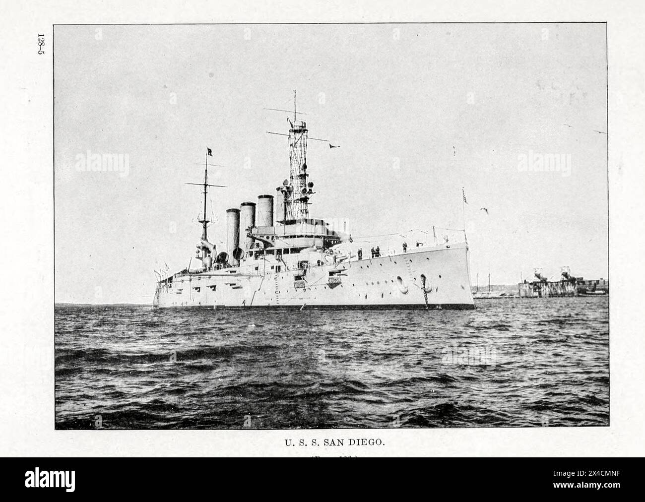 US S. San Diego von " Deutsche U-Boot-Aktivitäten an der Atlantikküste der Vereinigten Staaten und Kanadas " von den Vereinigten Staaten. Office of Naval Records and Library Publication date 1920 die zweite USS California (ACR-6), auch als „Armored Cruiser No. 6“ bezeichnet und später in San Diego umbenannt, war ein Panzerkreuzer der Pennsylvania-Klasse der United States Navy. Kalifornien wurde am 28. April 1904 von Union Iron Works in San Francisco, Kalifornien, gegründet, gesponsert von Miss Florence Pardee, Tochter des kalifornischen Gouverneurs George C. Pardee, und am 1. August 1907 in Betrieb genommen Stockfoto