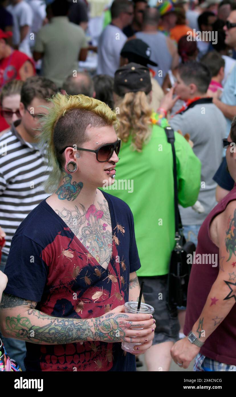 INDIANAPOLIS, IN, USA, 13. JUNI 2009: Unidentified Guy mit Mohawk-Frisur, Piercings und Tattoos beim Indy Pride Festival Stockfoto