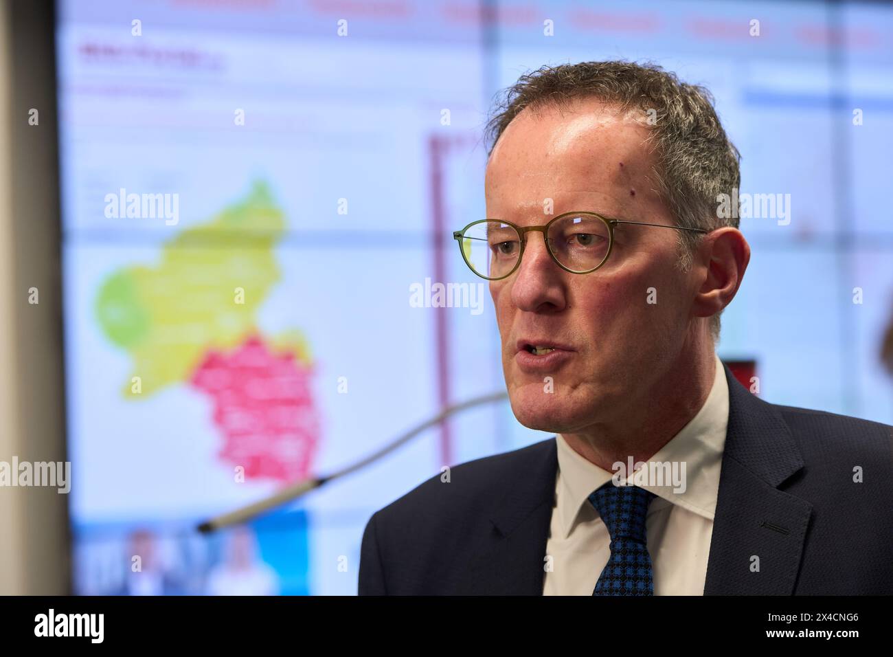 Koblenz, Deutschland. Mai 2024. Michael Ebling (SPD), Innenminister von Rheinland-Pfalz, besucht die Baustelle des Lagezentrums zur Bewältigung von Großnotfällen. Das Land Rheinland-Pfalz organisiert seinen Katastrophenschutz neu. Ebling besuchte heute die Feuerwehr- und Katastrophenschutzakademie (LFKA). Quelle: Thomas Frey/dpa/Alamy Live News Stockfoto