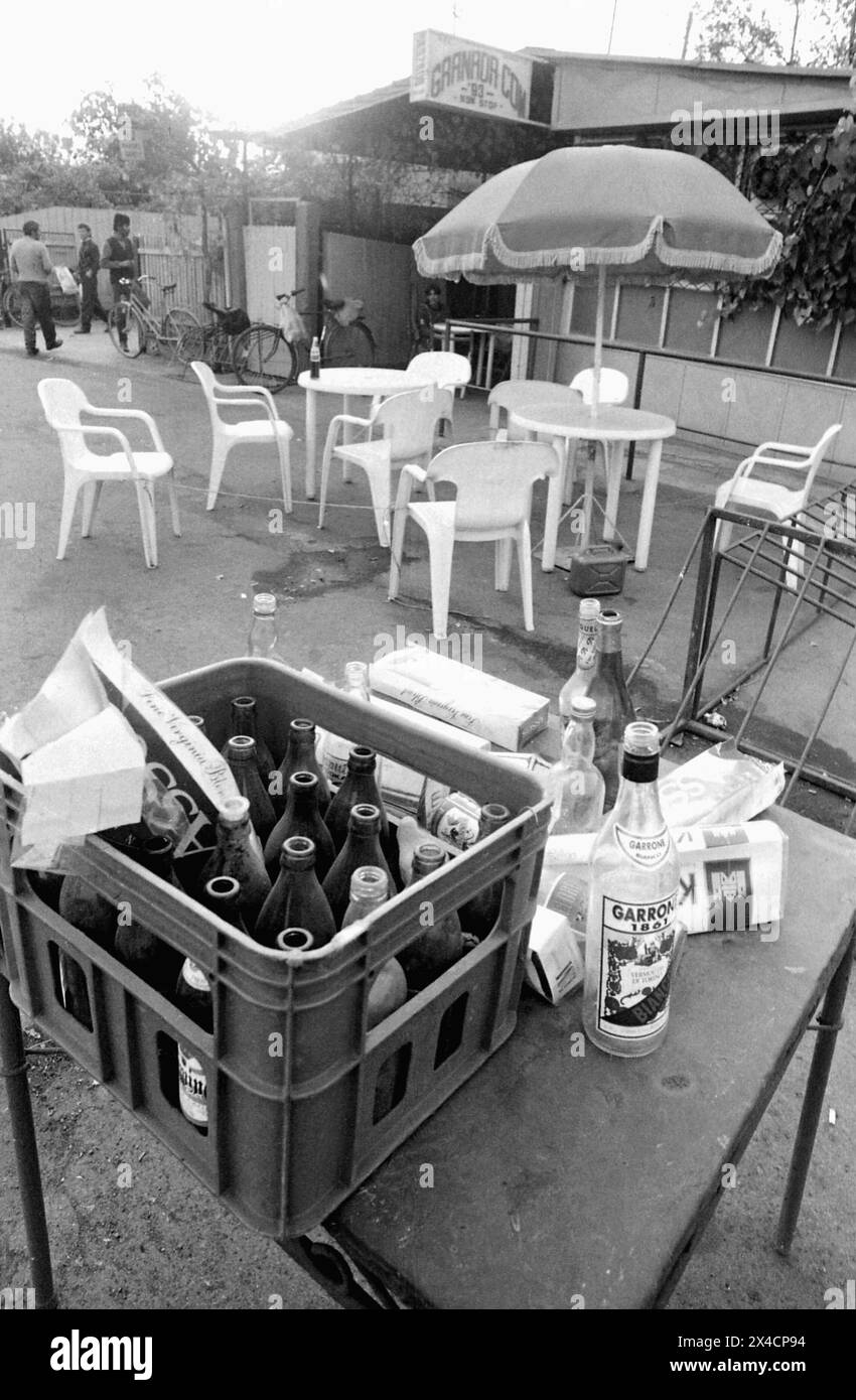 Buzau County, Rumänien, 1990. Wenige Monate nach dem Niedergang des Kommunismus tauchen überall kleine private Cafés und Bars auf. In diesem Bild die Terrasse eines Unternehmens in einem Dorf, mit Stühlen, die mit Seilen gebunden sind, um Diebstahl zu verhindern. Stockfoto