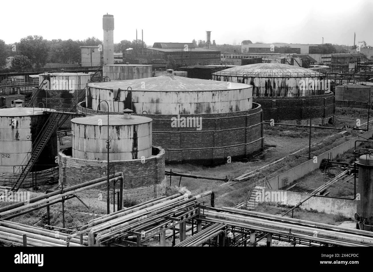 Ploiesti, Rumänien, 1990. Blick auf die Raffinerie Petrobrazi wenige Monate nach dem Sturz des kommunistischen Regimes. Stockfoto