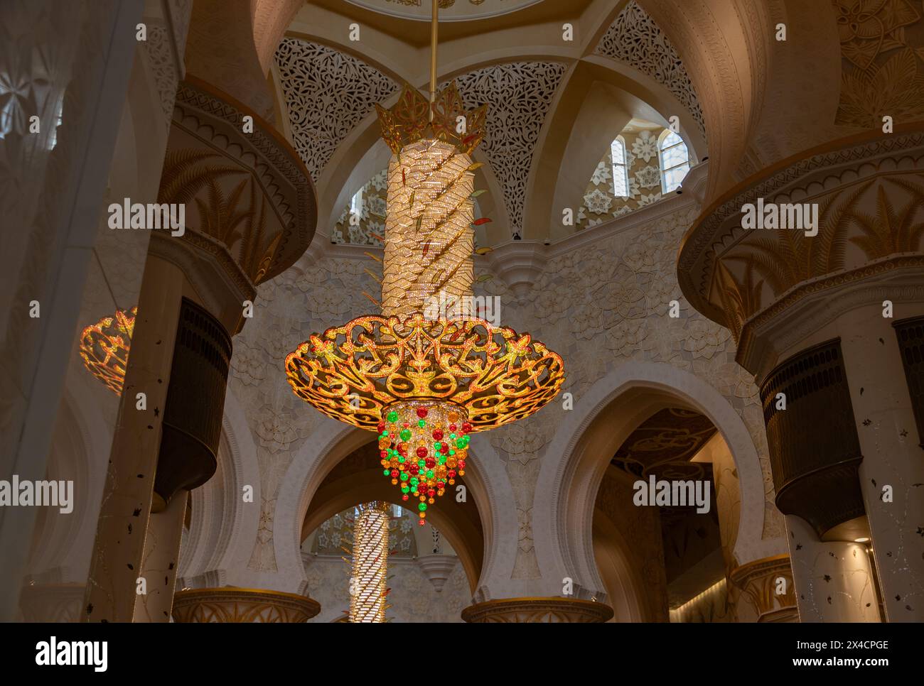 Ein Bild der Hauptgebetshalle der Scheich-Zayed-Moschee. Stockfoto
