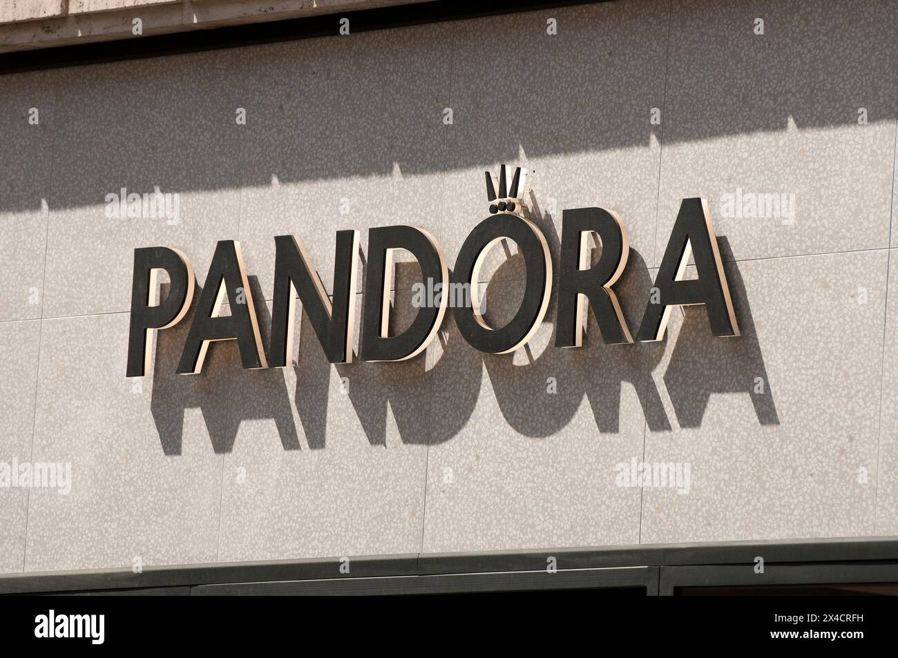 Schild des Pandora Ladens in der Via del Corso, Rom, Latium, Italien Stockfoto