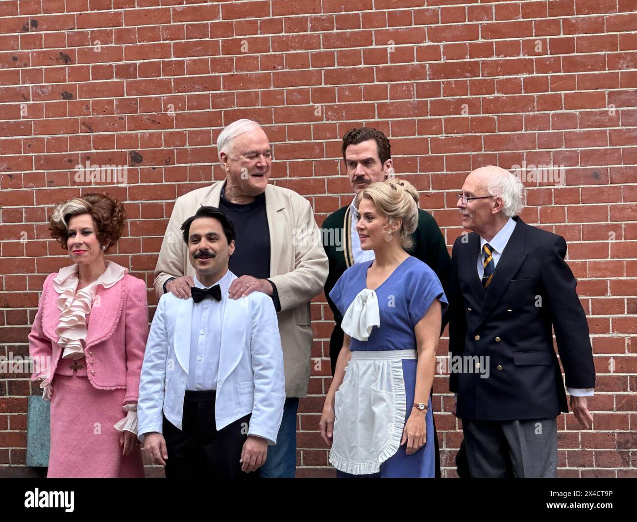 London, Großbritannien. Mai 2024. John Cleese (zurück l), Komiker aus Großbritannien und Adam Jackson-Smith (zurück r), Schauspieler, stehen zusammen mit den Schauspielern des Stücks „Fawlty Towers“ Anna-Jane Casey (vorne l-r), Hemi Yeroham, Victoria Fox und Paul Nicholas. Quelle: Benedikt von Imhoff/dpa/Alamy Live News Stockfoto