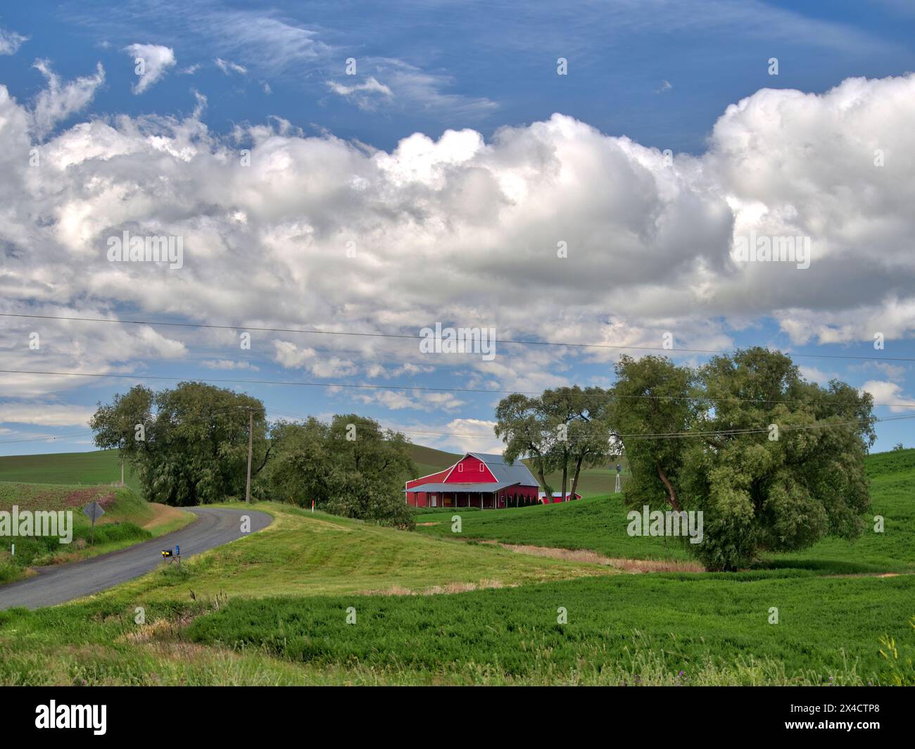 USA, Washington State, Palouse. Hellrote Scheune auf einem Bauernhof in der Palouse-Landschaft. (Nur Für Redaktionelle Zwecke) Stockfoto