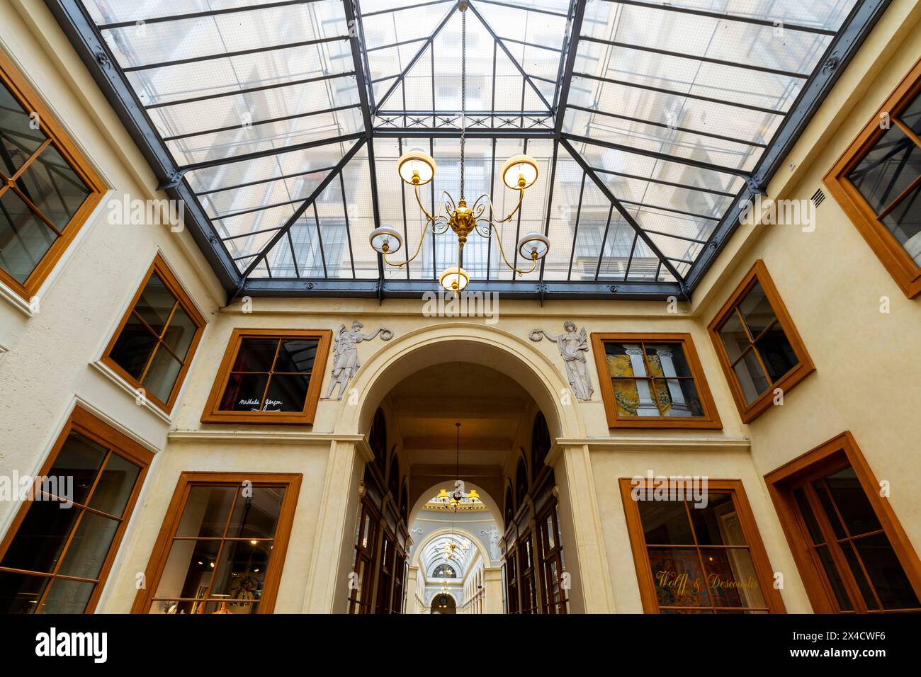 Die Galerie Vivienne ist eine der emblematischsten überdachten Passagen in Paris, Frankreich. Die Galerie wurde 1823 von Marchoux, dem Präsidenten der Cham, erbaut Stockfoto