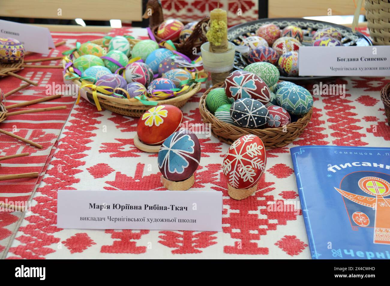 KIEW, UKRAINE - 30. APRIL 2024 - Präsentation traditioneller Pysankas, die von Meistern aus verschiedenen Regionen der Ukraine im Rahmen des ukrainischen Pysanka-Festivals geschaffen wurden, um das Element der Nationalen Liste des immateriellen Kulturerbes „ukrainische Pysanka: Tradition und Kunst“ in der EINHEIT zu unterstützen. CITY Innovation Park, Kiew, Hauptstadt der Ukraine. Stockfoto