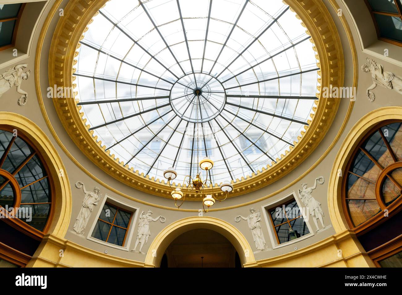 Die Galerie Vivienne ist eine der emblematischsten überdachten Passagen in Paris, Frankreich. Die Galerie wurde 1823 von Marchoux, dem Präsidenten der Cham, erbaut Stockfoto