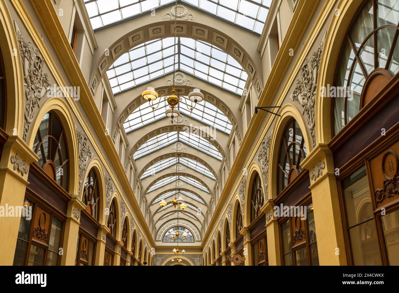 Die Galerie Vivienne ist eine der emblematischsten überdachten Passagen in Paris, Frankreich. Die Galerie wurde 1823 von Marchoux, dem Präsidenten der Cham, erbaut Stockfoto