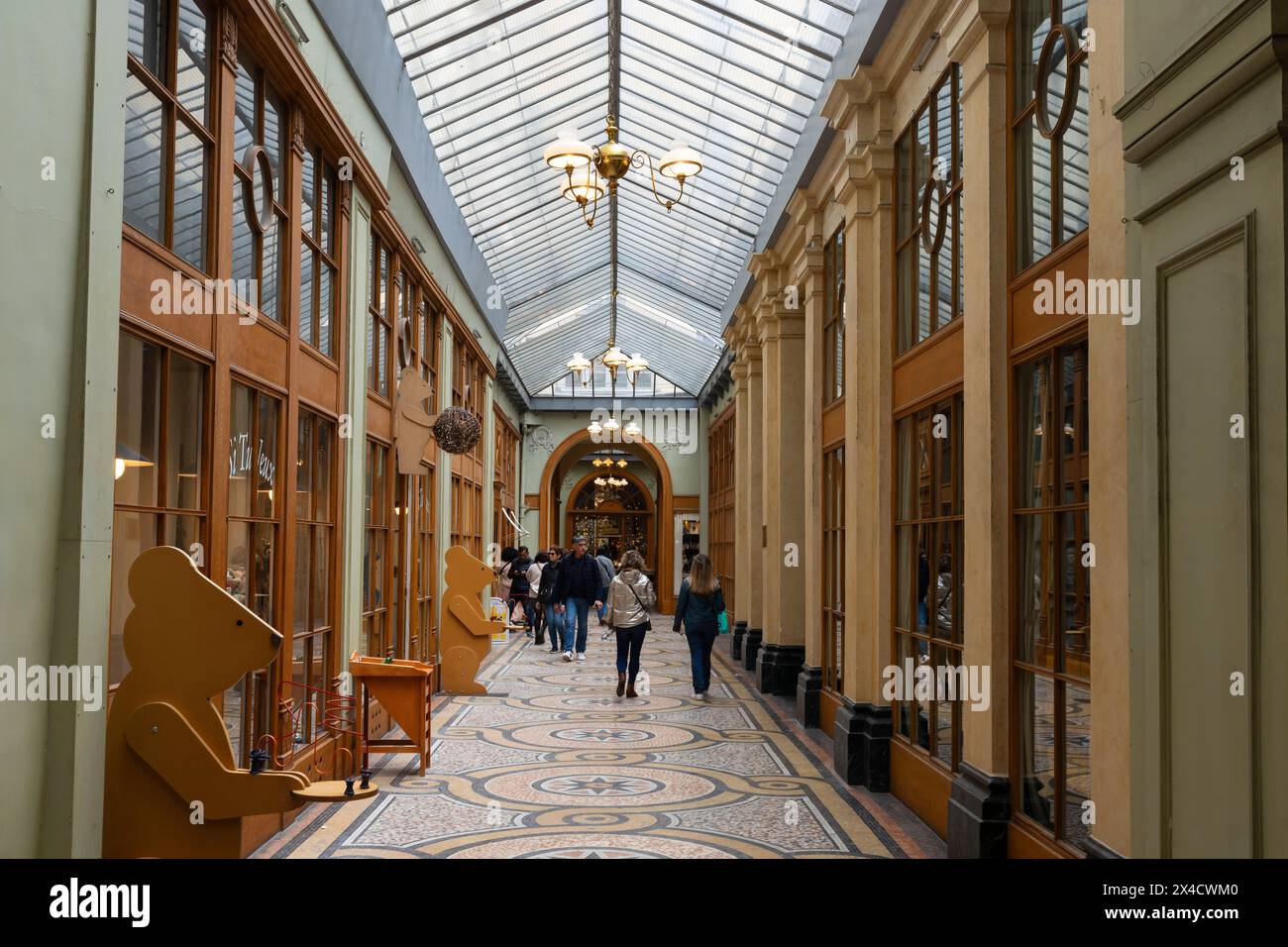 Die Galerie Vivienne ist eine der emblematischsten überdachten Passagen in Paris, Frankreich. Die Galerie wurde 1823 von Marchoux, dem Präsidenten der Cham, erbaut Stockfoto
