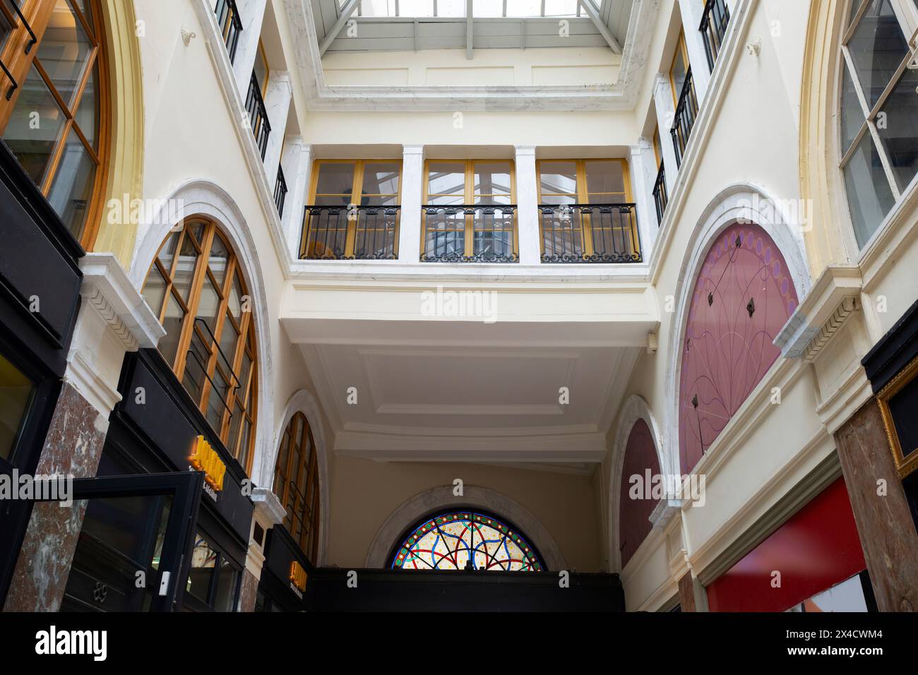 Die Passage de Choiseul, oder die Passage Choiseul, ist eine überdachte Passage im 2. Arrondissement. Paris, Frankreich. Die Choiseul-Passage war ein BUIL Stockfoto