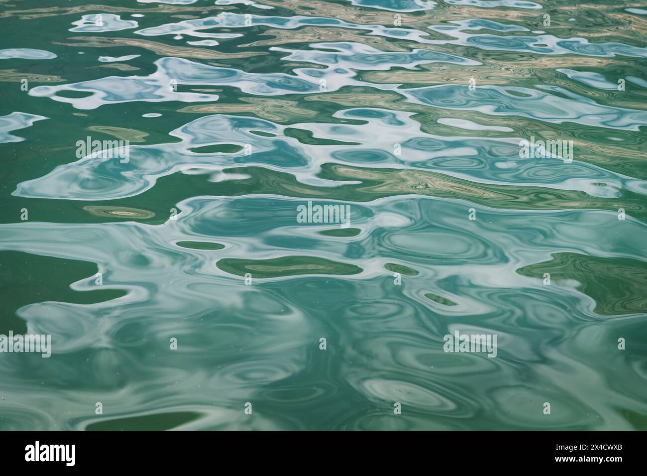 Wellenmuster im Temple Lake. Bridger Wilderness, Wind River Range, Wyoming. Stockfoto