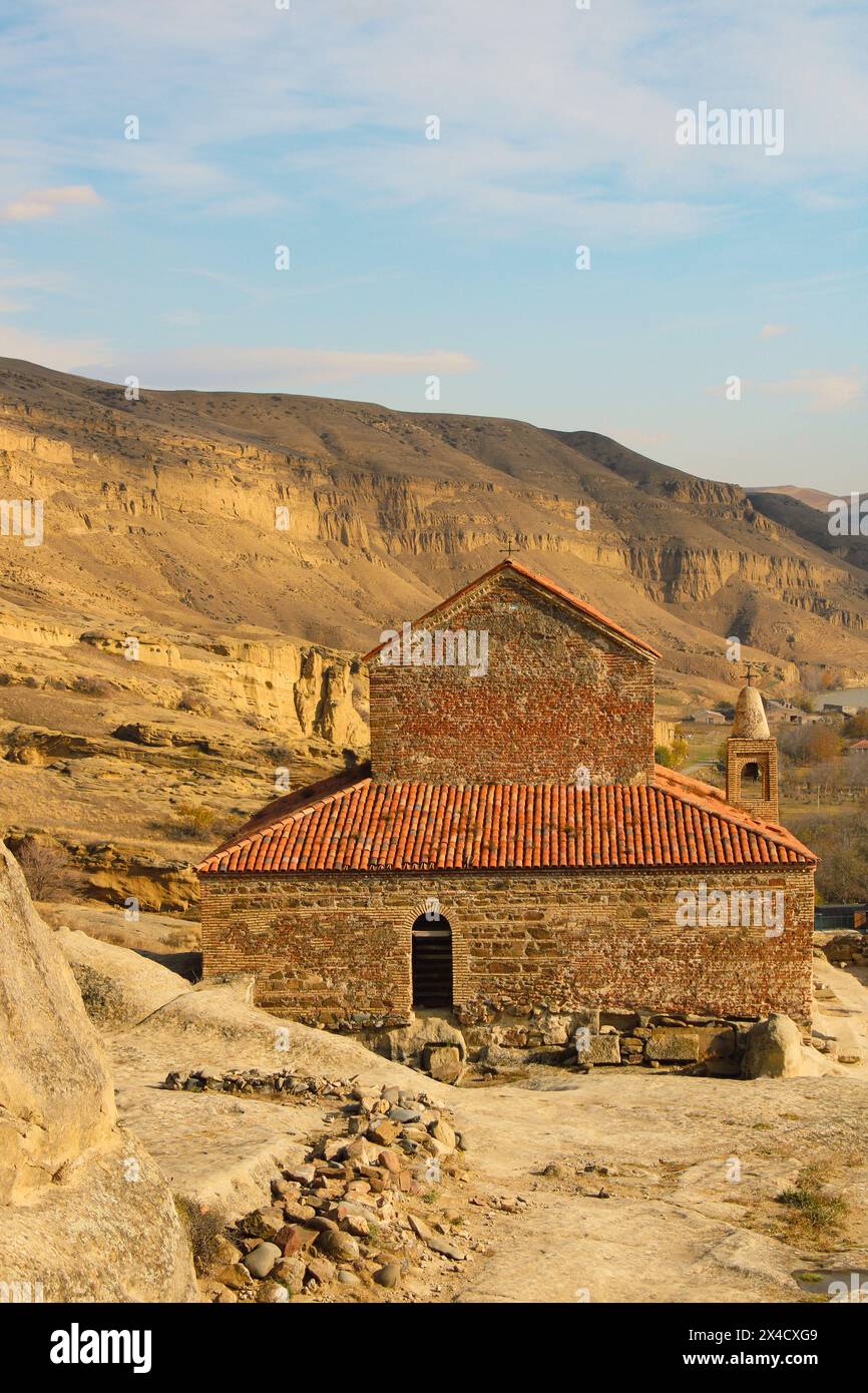 Ruinen einer orthodoxen Kirche in der georgischen Stadt Uplistsikhe. Historischer Ort mit archäologischer Siedlung aus Stein. Geschichte in Georgien Stockfoto