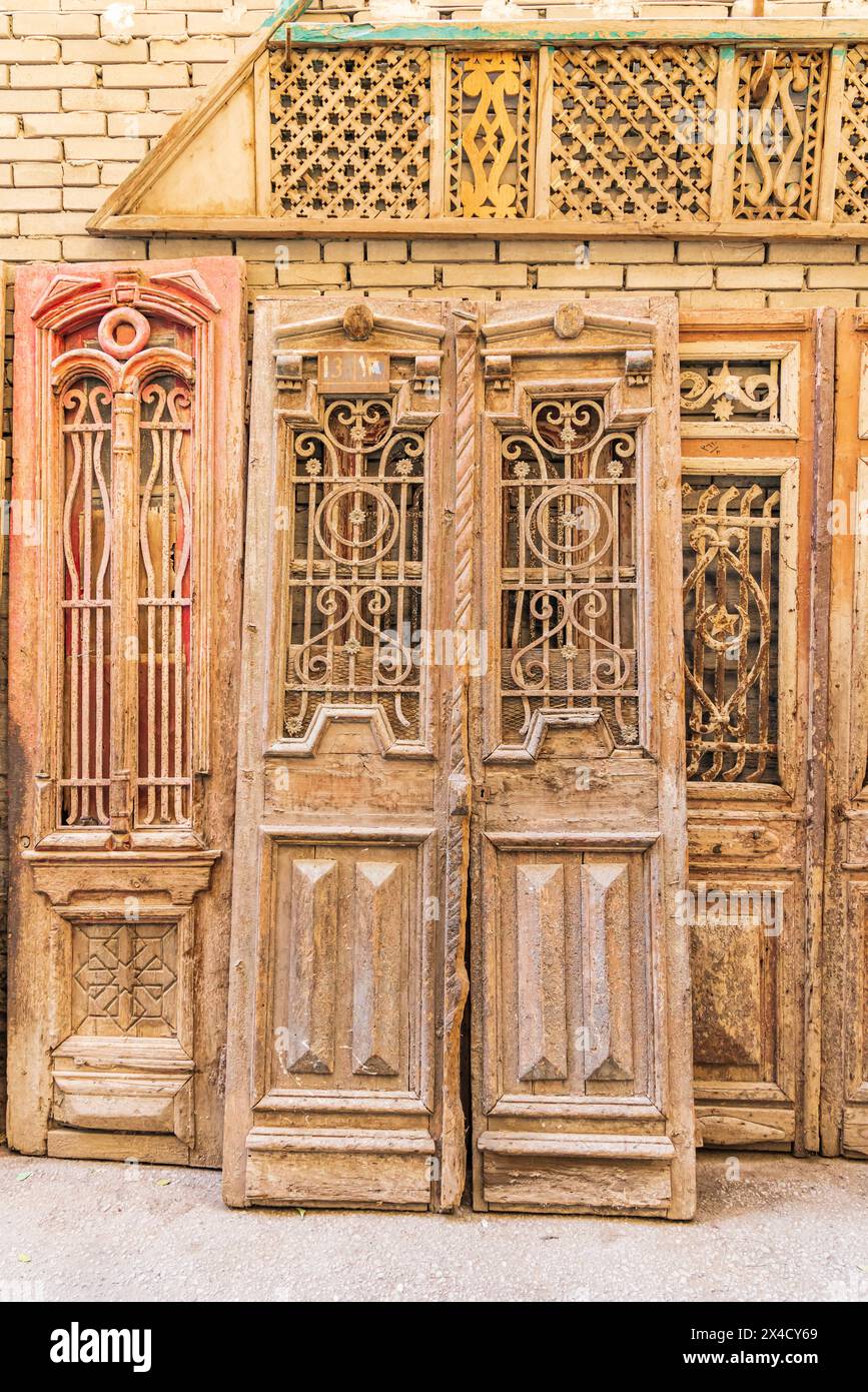 Altes Kairo, Kairo, Ägypten. Antike Holztüren in einer Gasse in Kairo. Stockfoto