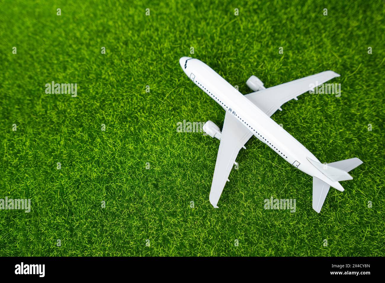 Passagierflugzeug auf dem Gras. Umweltfreundliche Beförderung von Fluggästen und Fracht. Umweltfreundliche Flugzeuge, umweltfreundlicher Kraftstoff. Technologische Innovation Stockfoto