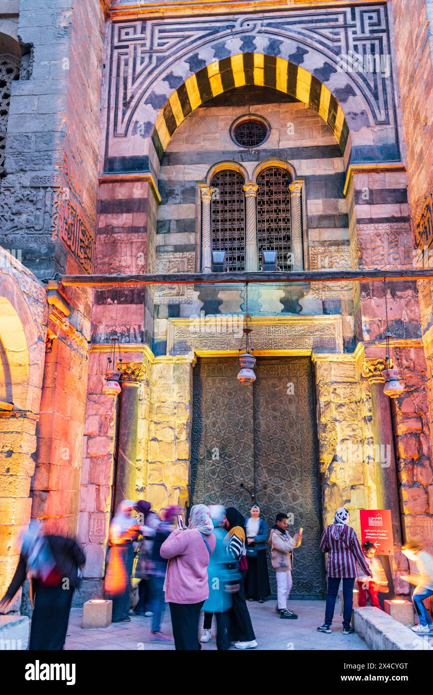 Kairo, Ägypten. Eintritt zu einer historischen Moschee in der El Moez Straße in der Altstadt von Kairo. (Nur Für Redaktionelle Zwecke) Stockfoto