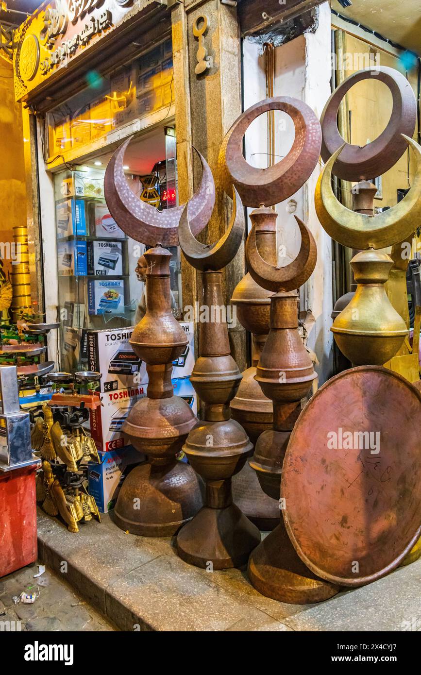Kairo, Ägypten. Dekorative Metallarbeiten in einem Geschäft in der El Moez Straße in der Altstadt von Kairo. (Nur Für Redaktionelle Zwecke) Stockfoto
