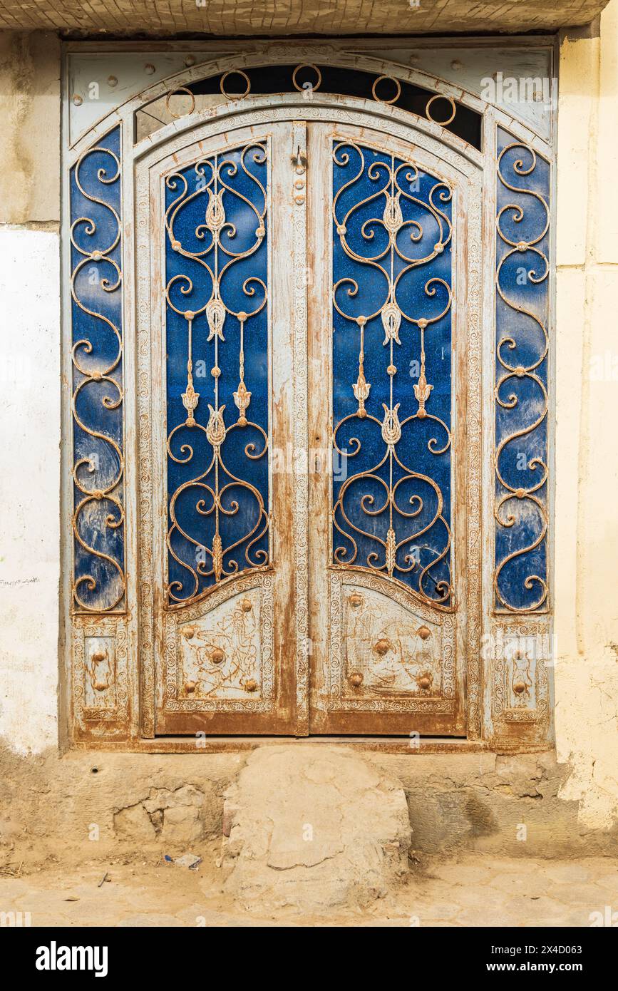 Faiyum, Ägypten. Dekorative Metallarbeiten an einer Tür. Stockfoto