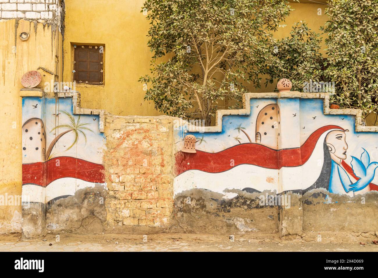 Faiyum, Ägypten. Die Wand ist mit Wandgemälden dekoriert. (Nur Für Redaktionelle Zwecke) Stockfoto