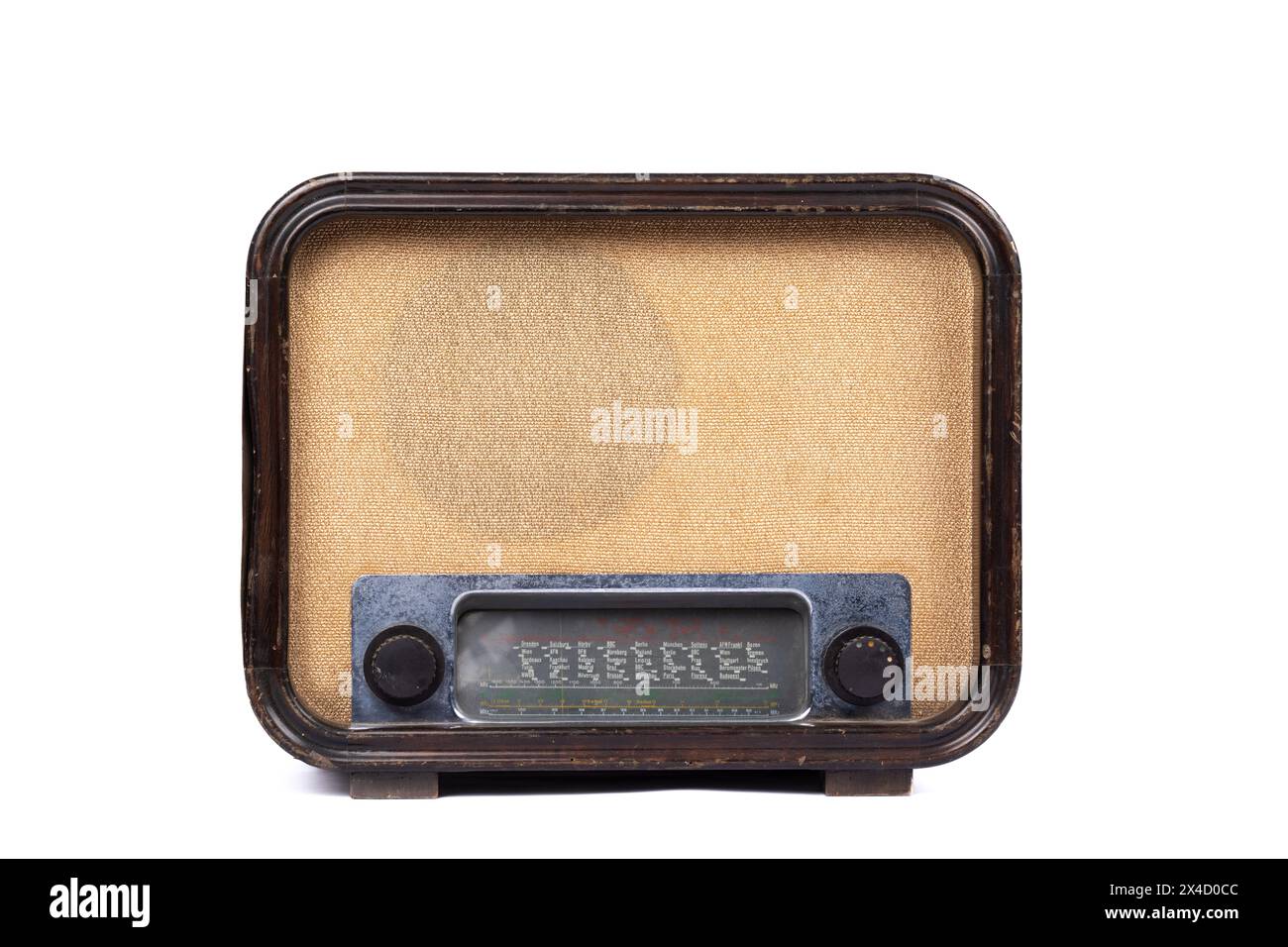 Vintage-Radio aus der Zeit des Zweiten Weltkriegs auf weißem Hintergrund - Antikes Kommunikationsgerät Stockfoto