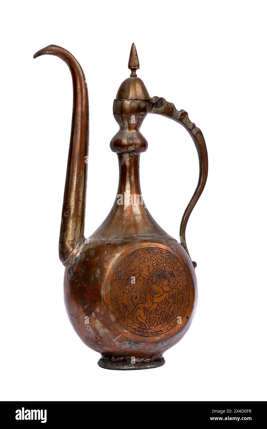 Vintage Persischer verzinnter Kupfer Maurischen Ewer - Antiker dekorativer Krug aus dem 19. Jahrhundert auf weißem Hintergrund Stockfoto