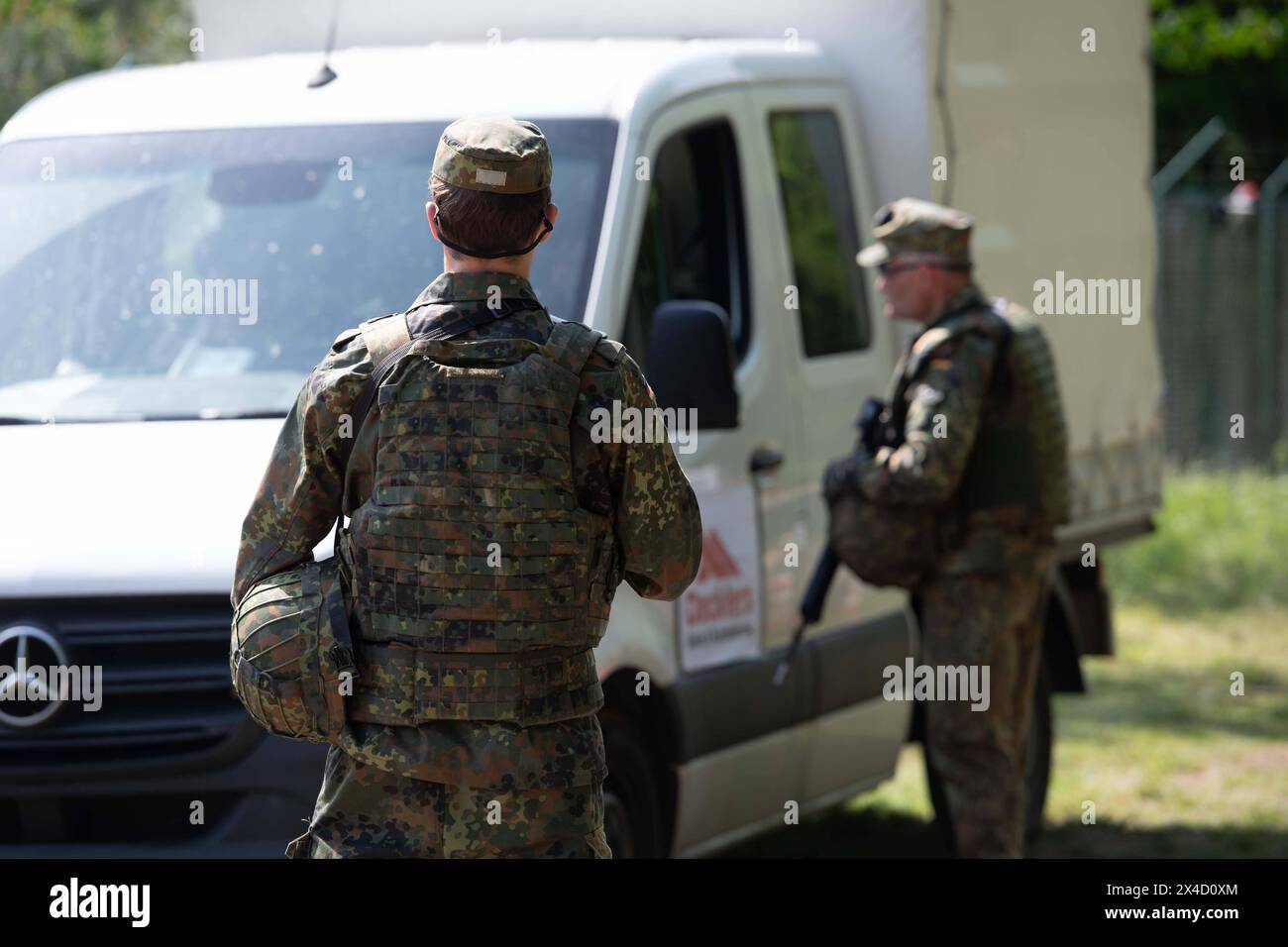 Darstellung: Soldaten ueberpruefen einen LKW in der Fahrzeugschleuse, allgemein, Feature, Randmotiv, Symbolfoto Kontrollposten, Checkpoint, Bundeswehr-Uebung AGILES ROSS im Rahmen der bundesweiten Uebung NATIONALVORMUND, die nordrhein-westfaelischen Heimatschutzkraefte des Heimatschutzregiments 2 aus Münster uebenin der Wahner Heide bei Troisdorf Altenrath, 02.05.2024, *** Illustration Soldaten, die einen LKW im Fahrzeugschloss inspizieren, allgemein, Merkmal, Grenzmotiv, symbolischer Fotokontrollposten, Kontrollpunkt, Kontrollpunkt, Kontrollpunkt, Bundeswehrübung AGILES ROSS im Rahmen der bundesweiten Übung BUNDESVORMUND, Stockfoto