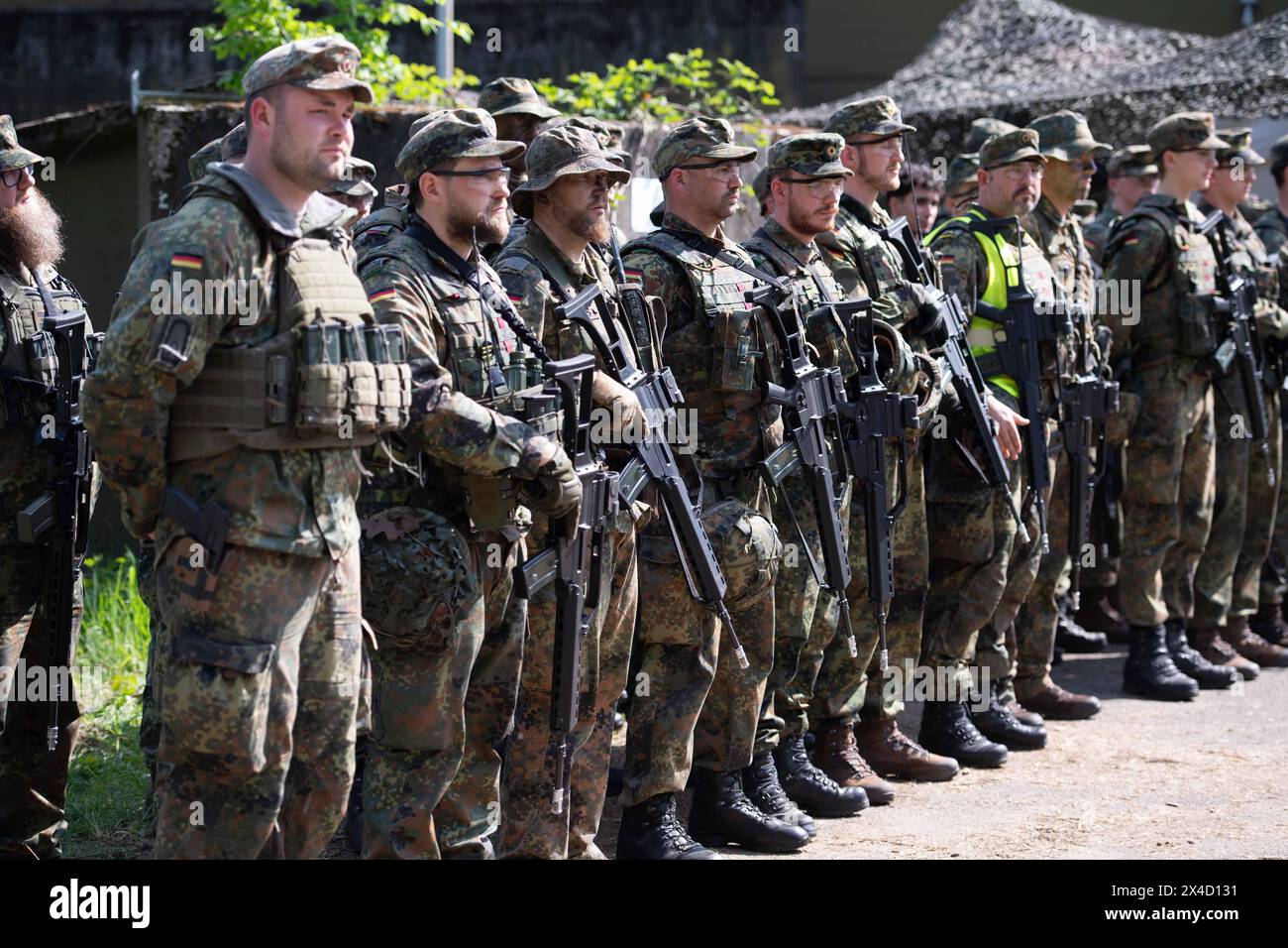 Soldaten des Heimatschutzes sind angetreten, Bundeswehr-Uebung AGILES ROSS im Rahmen der bundesweiten Uebung NATIONAL GUARDIAN, die nordrhein-westfaelischen Heimatschutzkraefte des Heimatschutzregiments 2 aus Münster uebenin der Wahner Heide bei Troisdorf Altenrath, 02.05.2024, *** Soldaten der Heimatschutzbehörde haben begonnen, Bundeswehrübung AGILES ROSS im Rahmen der bundesweiten Übung LANDESVORMUND üben die Nordrhein-westfälischen Heimatschutzkräfte des Heimatsicherheitsregiments 2 aus Münster in der Wahner Heide bei Troisdorf Altenrath, 02 05 2024, aus. Stockfoto