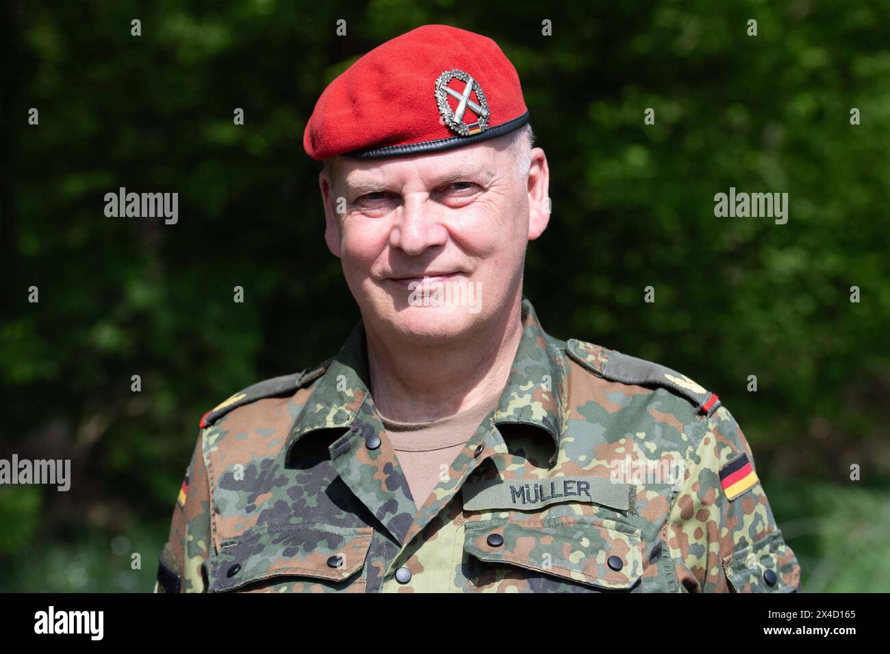 Brigadegeneral Hans-Dieter MÜLLER, Kommandeur Landeskommando Nordrhein-Westfalen, Bundeswehr-Uebung AGILES ROSS im Rahmen der bundesweiten Uebung NATIONALWÄCHTER, die nordrhein-westfaelischen Heimatschutzkraefte des Heimatschutzregiments 2 aus Münster uebenin der Wahner Heide bei Troisdorf Altenrath, 02.05.2024, *** Brigadegeneral Hans Dieter MUELLER, Befehlshaber des Landeskommandos Nordrhein-Westfalen, Oberst Nordrhein-Westfalen Bundeswehrübung AGILES ROSS im Rahmen der bundesweiten Übung LANDESVORMUND, die Nordrhein-westfälischen Heimatschutzkräfte des Heimatschutzregiments 2 aus Münster PR Stockfoto