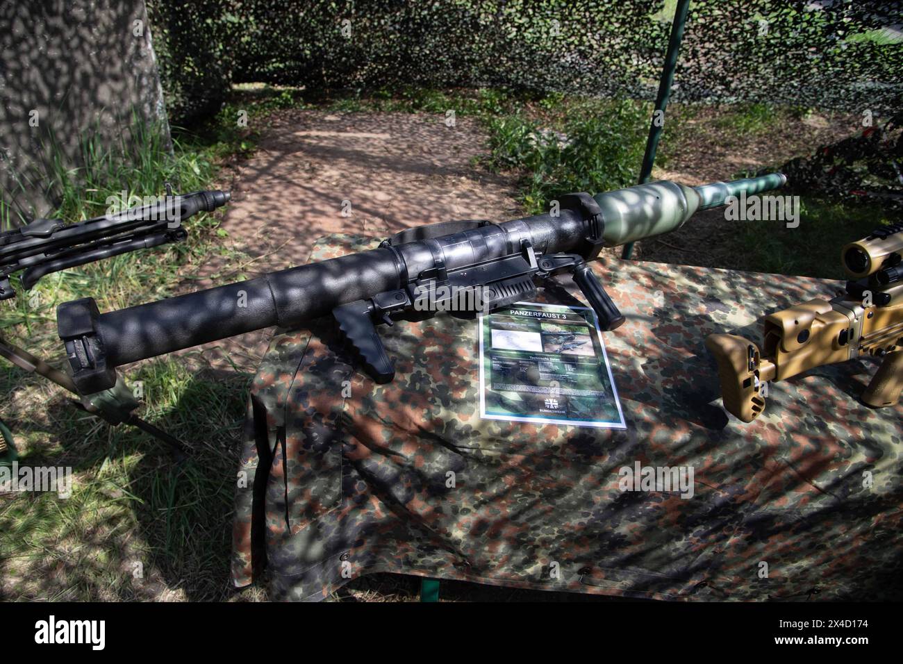 Panzerfaust 3 der Bundeswehr, allgemein, Feature, Randmotiv, Symbolfoto Bundeswehr-Uebung AGILES ROSS im Rahmen der bundesweiten Uebung NATIONALWÄCHTER, die nordrhein-westfaelischen Heimatschutzkraefte des Heimatschutzregiments 2 aus Münster uebenin der Wahner Heide bei Troisdorf Altenrath, 02.05.2024, *** Bundeswehr Panzerfaust 3, allgemein, Feature, Grenzmotiv, symbolisches Foto Bundeswehrübung AGILES ROSS im Rahmen der bundesweiten Übung LANDESWÄCHTER, die Nordrhein-westfälischen Heimatschutzkräfte des Heimatschutzregiments 2 aus Münster, die im Wahner He üben Stockfoto