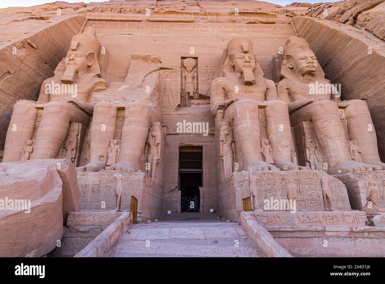 Abu Simbel, Assuan, Ägypten. Massive Statuen am Eingang zum Großen Tempel von Ramesses II. (Nur für redaktionelle Zwecke) Stockfoto