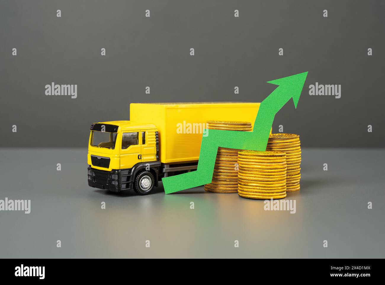 Fahrzeug und grüner Pfeil nach oben. Wachstum des Güterverkehrs, der Einnahmen und der Gebühren. Wirtschaftliche Entwicklung. Höhere Preise. Stockfoto