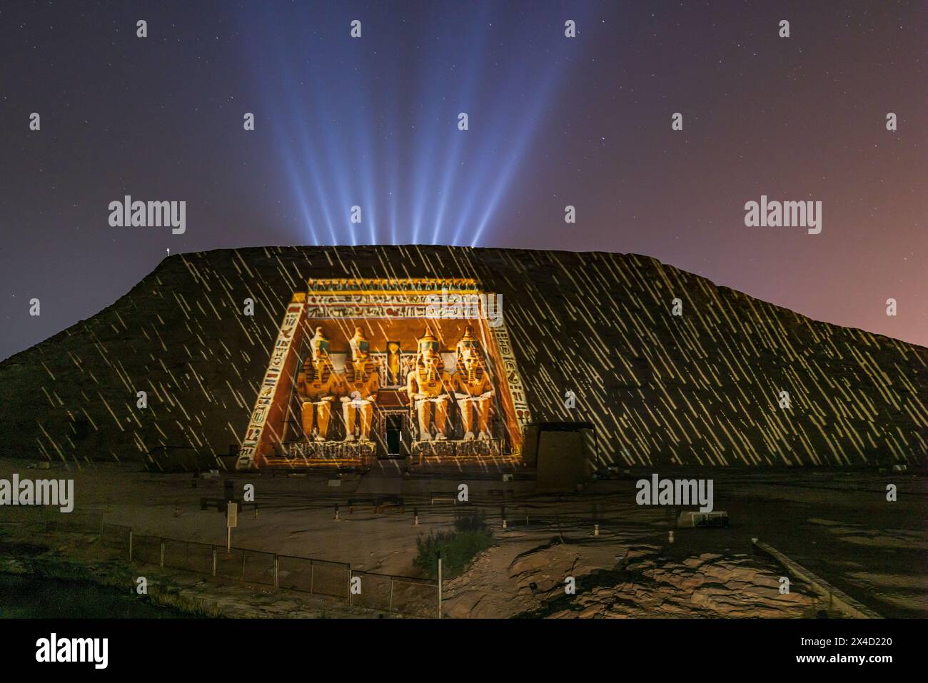 Abu Simbel, Assuan, Ägypten. Nächtliche Lichtshow auf den Großen Tempel von Ramesses II. (Nur für redaktionelle Zwecke) Stockfoto