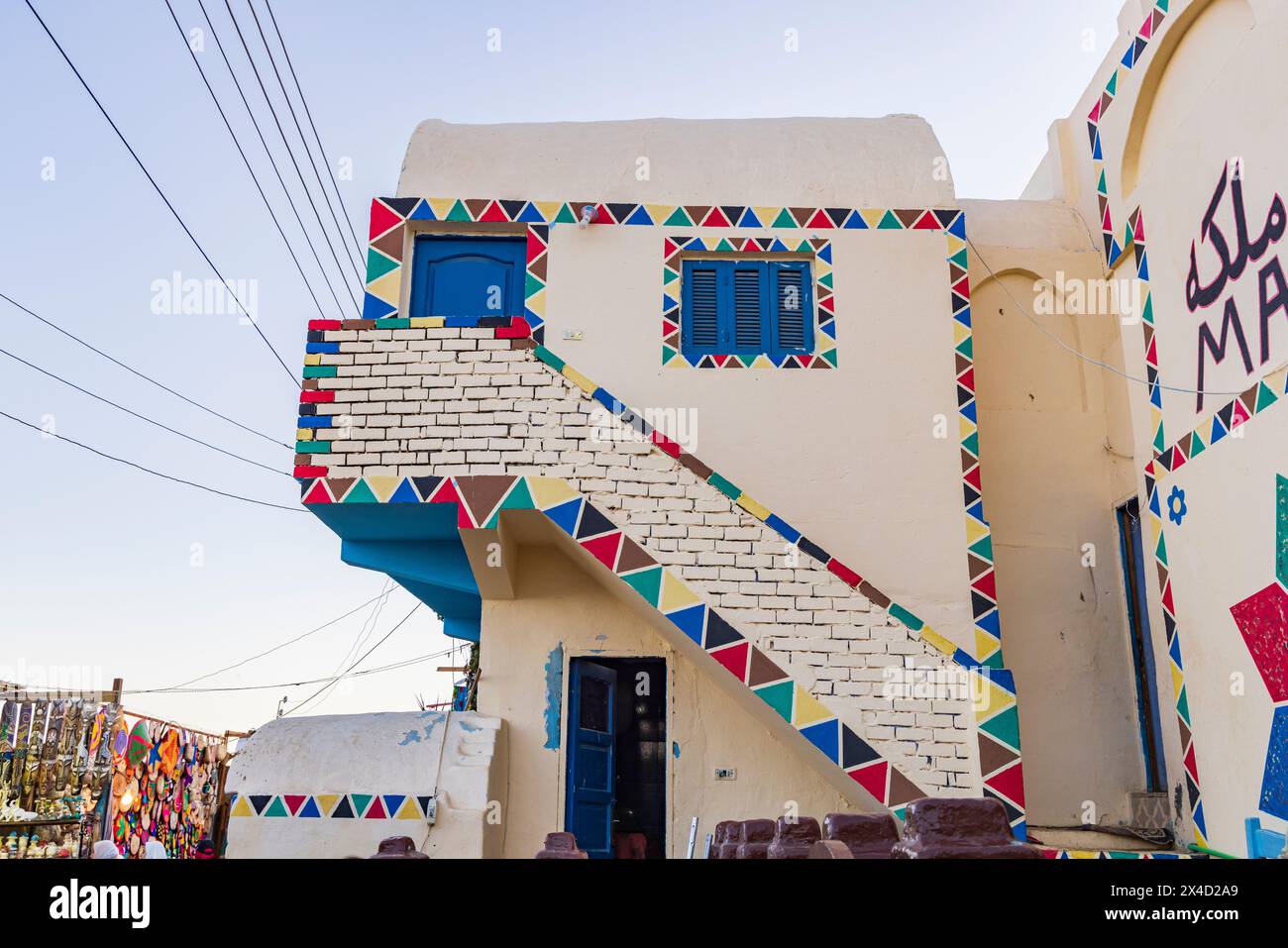 Luxor, Ägypten. Farbenfroh lackiertes Gebäude. (Nur Für Redaktionelle Zwecke) Stockfoto