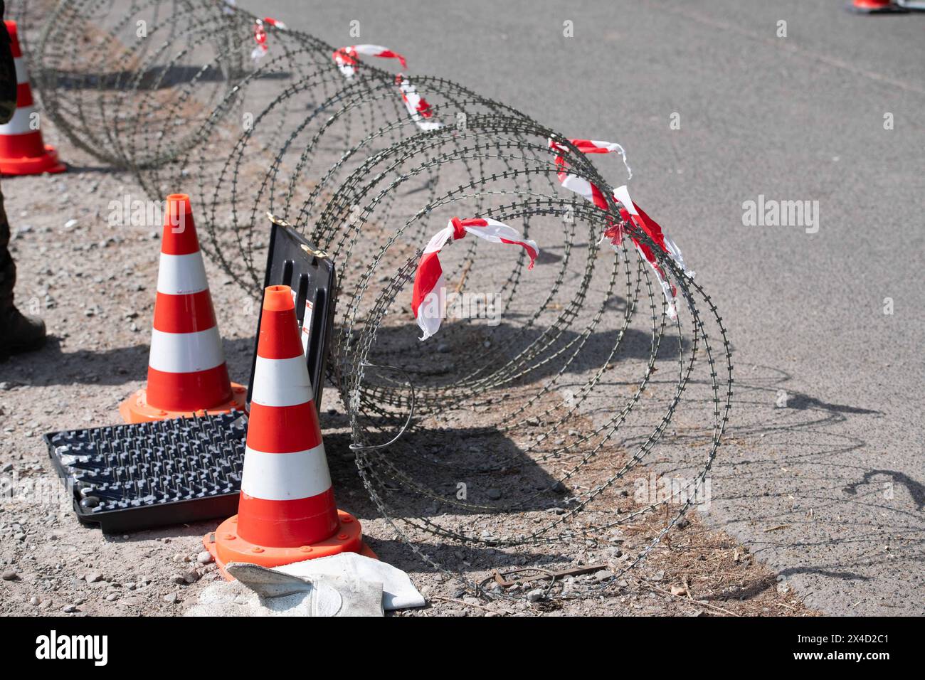 Fahrzeugschleuse, Sperre aus Stacheldraht, allgemein, Feature, Randmotiv, Symbolfoto Kontrollposten, Checkpoint, Bundeswehr-Uebung AGILES ROSS im Rahmen der bundesweiten Uebung LANDESVORMUND, die nordrhein-westfaelischen Heimatschutzkraefte des Heimatschutzregiments 2 aus Münster uebenin der Wahner Heide bei Troisdorf Altenrath, 02.05.2024, *** Fahrzeugschloss, Stacheldrahtschranke, allgemein, Merkmal, Grenzmotiv, Symbol Fotokontrollposten, Kontrollpunkt, Bundeswehrübung AGILES ROSS im Rahmen der bundesweiten Übung NATIONALWÄCHTER, der Nordrhein-westfälischen Heimatschutzkräfte der Stockfoto