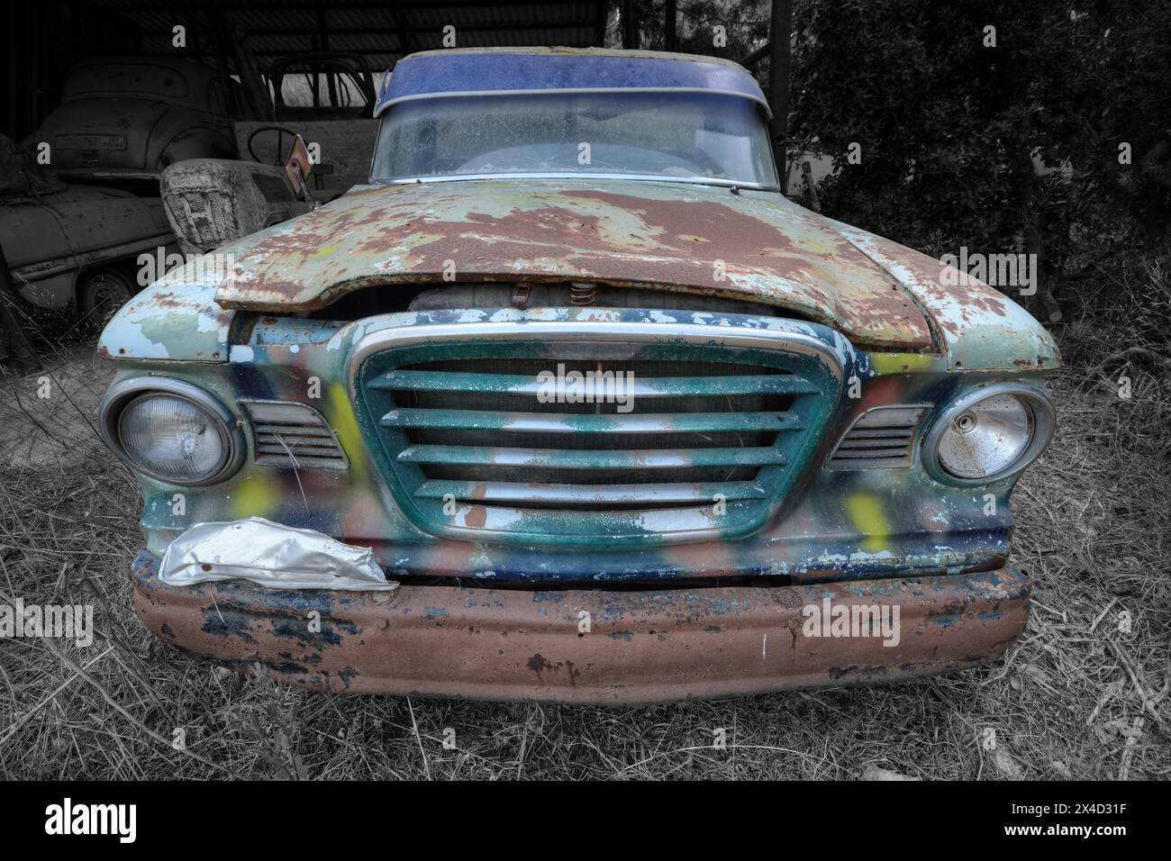 Ein Frontfoto eines alten rostigen und verlassenen amerikanischen Pick-up-Trucks Stockfoto