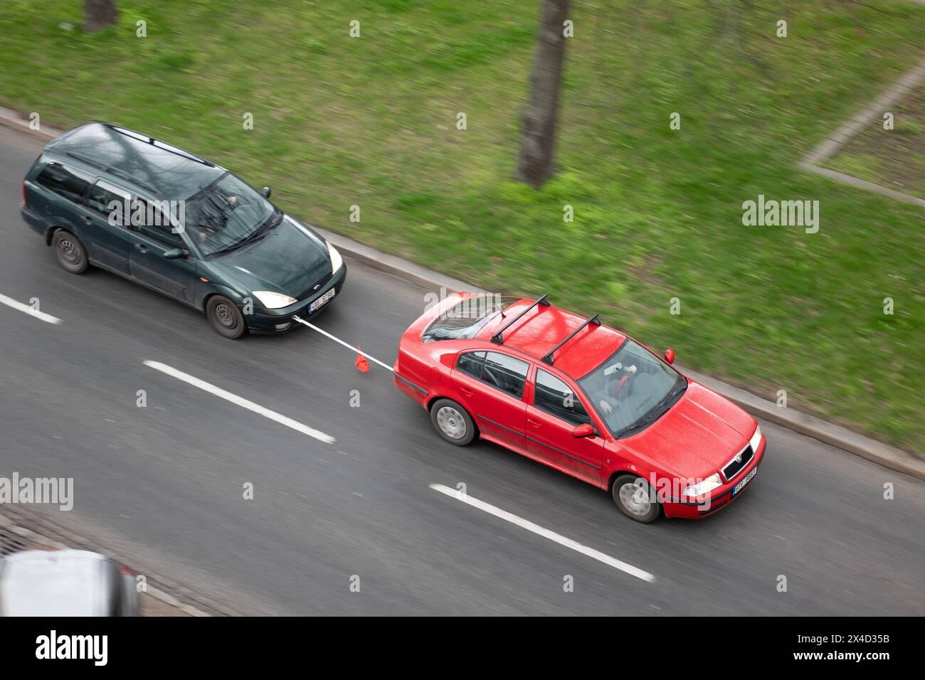 OSTRAVA, TSCHECHISCHE REPUBLIK - 16. MÄRZ 2024: Skoda Octavia Autoseil schleppt defektes Ford Focus Combi Kombi Stockfoto