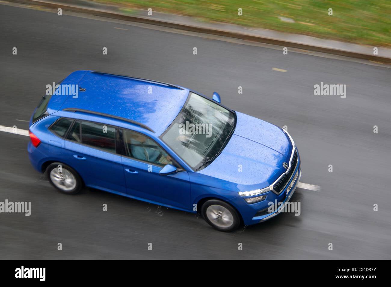 OSTRAVA, TSCHECHISCHE REPUBLIK - 30. SEPTEMBER 2023: Blaue Skoda Kamiq NW4-Crossover mit Bewegungsunschärfe Stockfoto