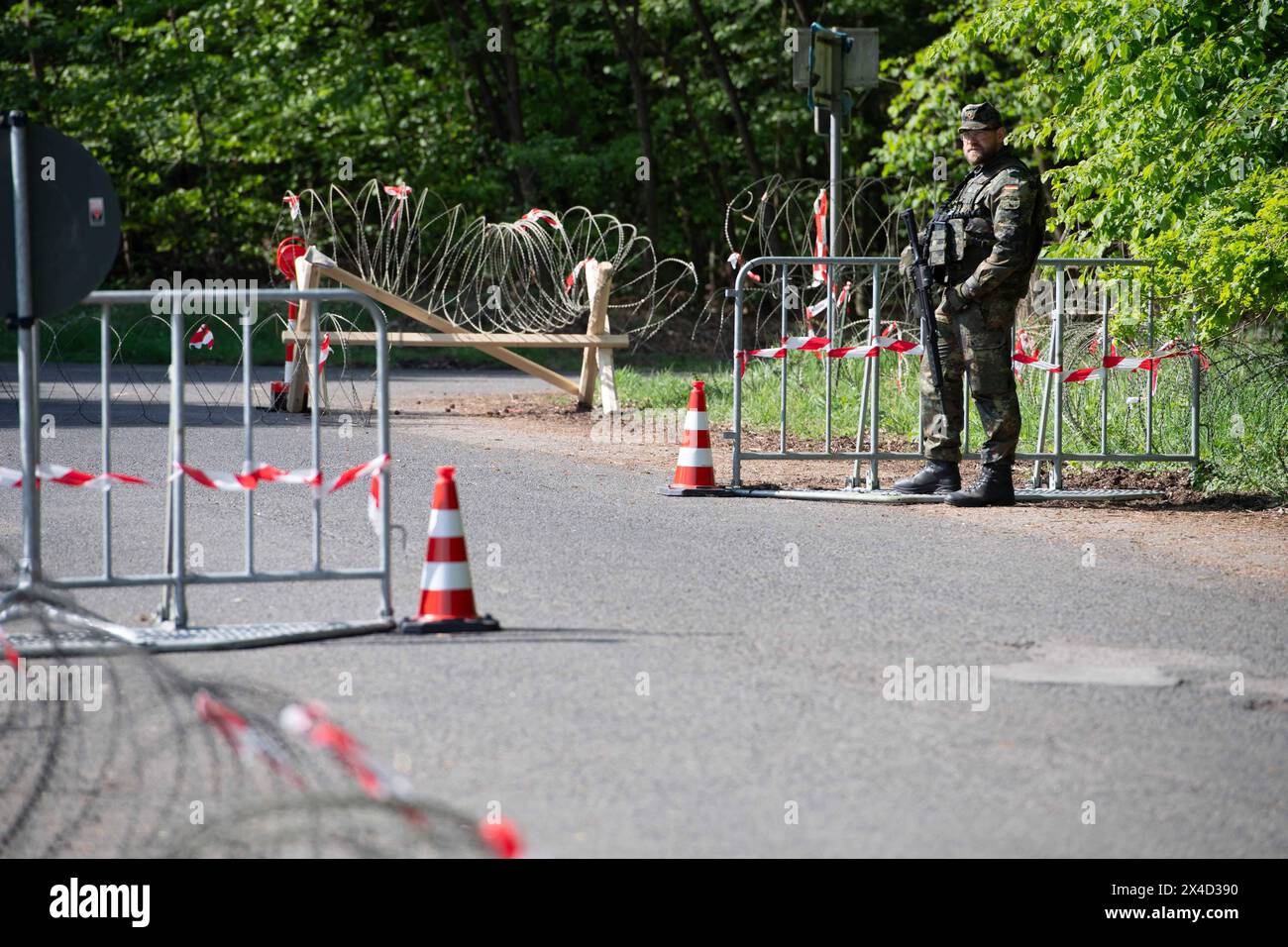 Fahrzeugschleuse, Soldaten und Stacheldraht, allgemein, Feature, Randmotiv, Symbolfoto Kontrollposten, Checkpoint, Bundeswehr-Uebung AGILES ROSS im Rahmen der bundesweiten Uebung NATIONALWÄCHTER, die nordrhein-westfaelischen Heimatschutzkraefte des Heimatschutzregiments 2 aus Münster uebenin der Wahner Heide bei Troisdorf Altenrath, 02.05.2024, *** Fahrzeugschloss, Soldaten und Stacheldraht, allgemein, Merkmal, Grenzmotiv, Symbol Bundeswehrübung AGILES ROSS im Rahmen der bundesweiten Übung LANDESVORMUND, der Nordrhein-westfälischen Heimatschutz für Stockfoto