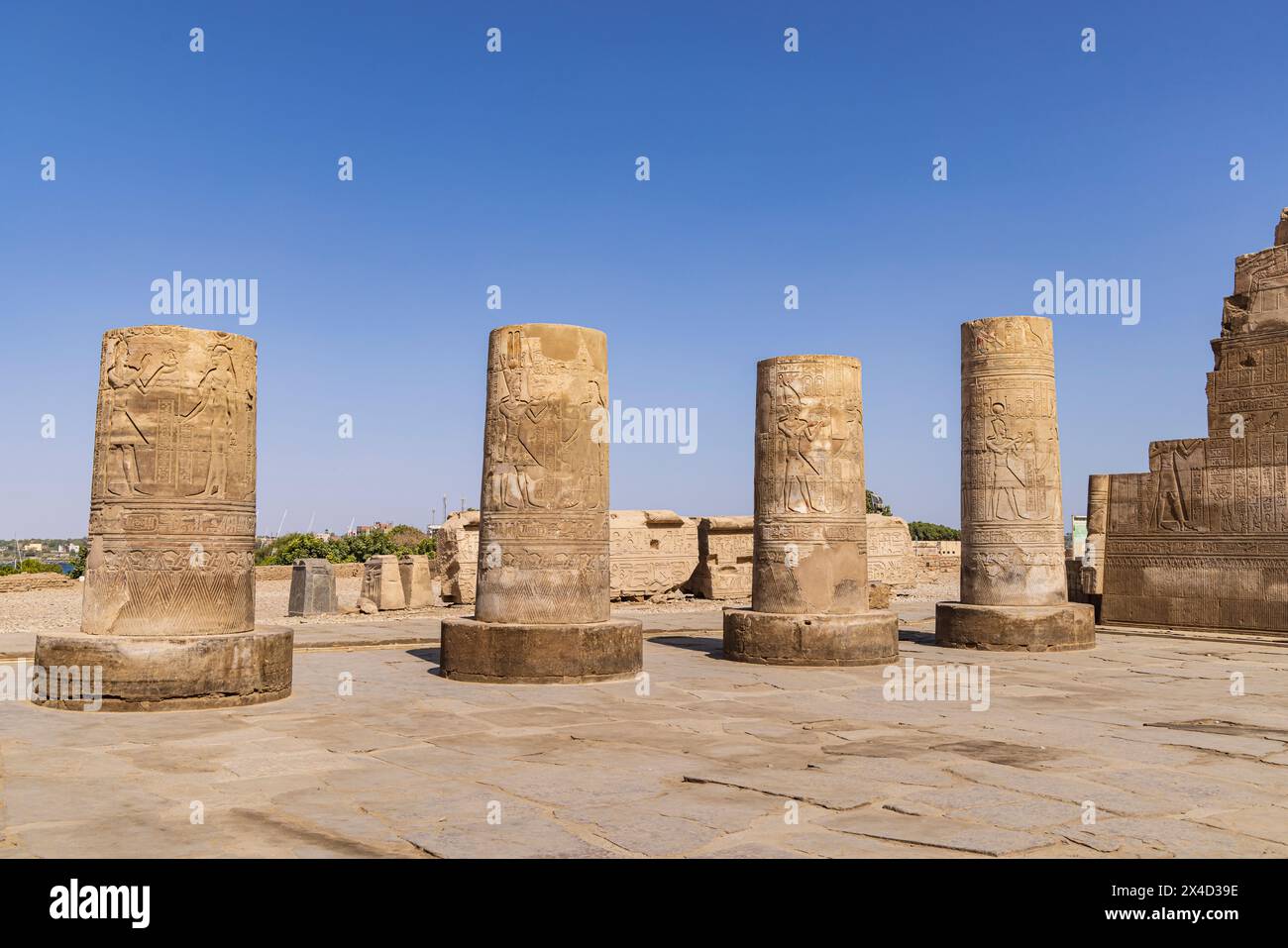 Kom Ombo, Assuan, Ägypten. Gebrochene, verzierte Säulen im Kom Ombo Tempelkomplex. Stockfoto
