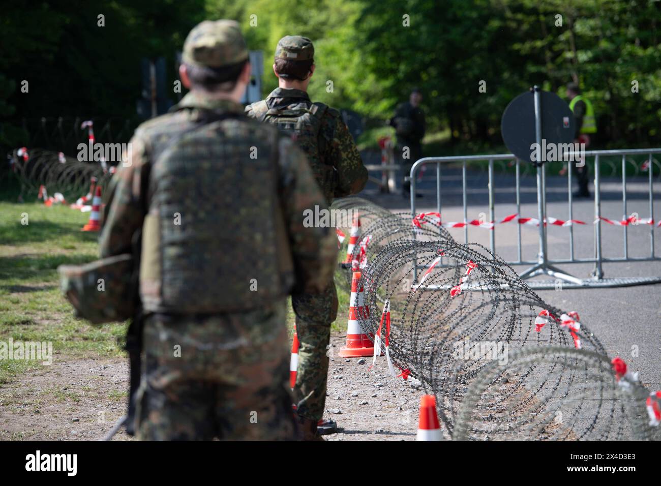 Fahrzeugschleuse, Soldaten und Stacheldraht, allgemein, Feature, Randmotiv, Symbolfoto Kontrollposten, Checkpoint, Bundeswehr-Uebung AGILES ROSS im Rahmen der bundesweiten Uebung NATIONALWÄCHTER, die nordrhein-westfaelischen Heimatschutzkraefte des Heimatschutzregiments 2 aus Münster uebenin der Wahner Heide bei Troisdorf Altenrath, 02.05.2024, *** Fahrzeugschloss, Soldaten und Stacheldraht, allgemein, Merkmal, Grenzmotiv, Symbol Bundeswehrübung AGILES ROSS im Rahmen der bundesweiten Übung LANDESVORMUND, der Nordrhein-westfälischen Heimatschutz für Stockfoto