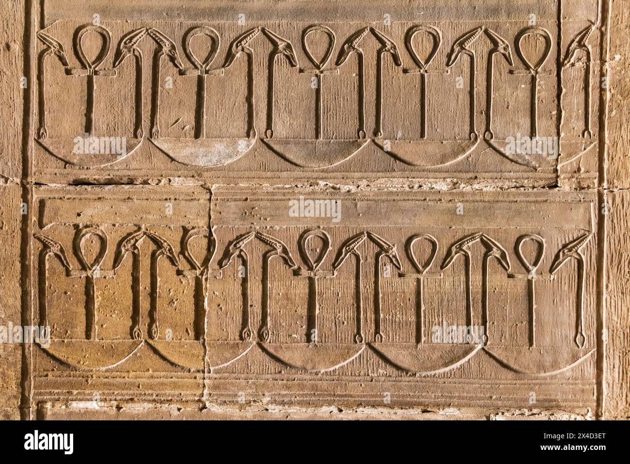 Edfu, Assuan, Ägypten. Dekoratives Muster mit Knöcheln im Tempel des Horus. (Nur Für Redaktionelle Zwecke) Stockfoto