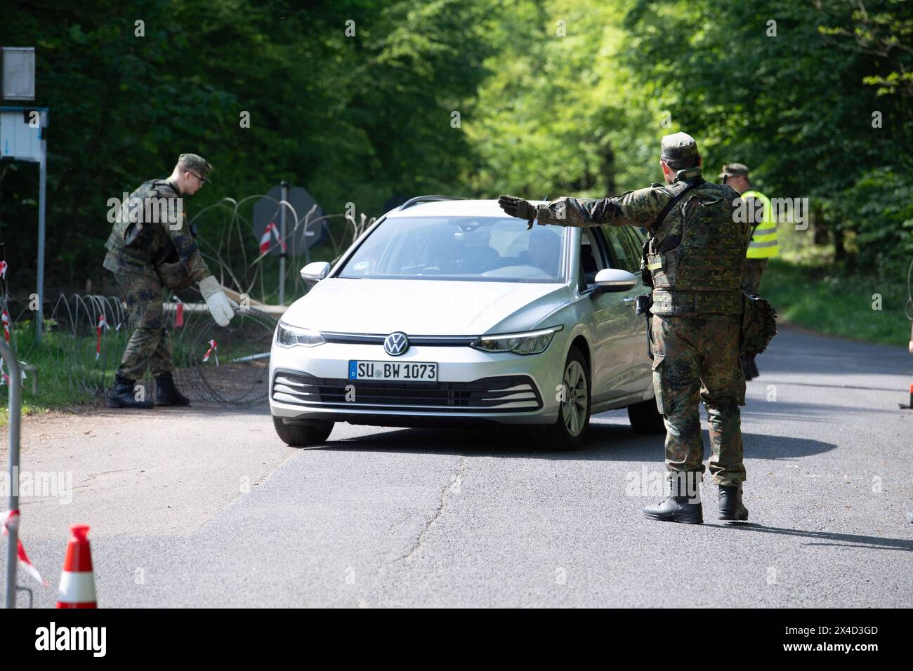 Darstellung: Soldaten ueberpruefen ein Zivilfahrzeug, Fahrzeugschleuse, Soldaten und Stacheldraht, allgemein, Feature, Randmotiv, Symbolfoto Kontrollposten, Checkpoint, Bundeswehr-Uebung AGILES ROSS im Rahmen der bundesweiten Uebung NATIONALWÄCHTER, die nordrhein-westfaelischen Heimatschutzkraefte des Heimatschutzregiments 2 aus Münster uebenin der Wahner Heide bei Troisdorf Altenrath, 02.05.2024, *** Illustration Soldaten, die ein Zivilfahrzeug überprüfen, Fahrzeugschloss, Soldaten und Stacheldraht, allgemein, Merkmal, Grenzmotiv, symbolischer Fotopunkt Checkpost, Bundeswehrübung AGILES ROSS Stockfoto