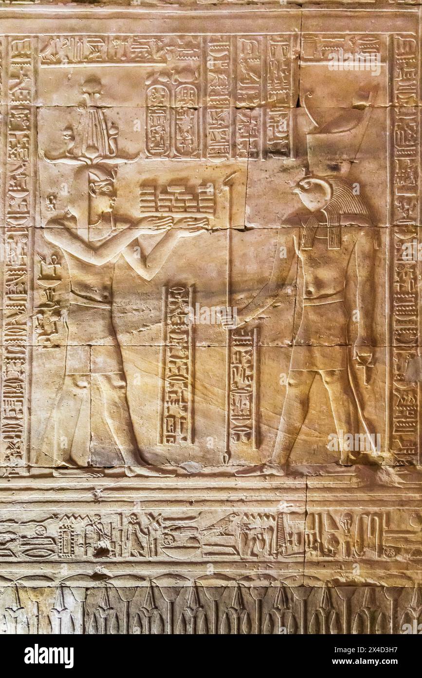 Edfu, Assuan, Ägypten. Götterschnitzerei im Tempel des Horus. (Nur Für Redaktionelle Zwecke) Stockfoto